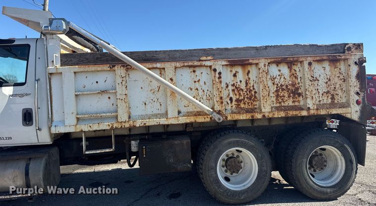 image for item EU4070 2013 International 7400 dump truck