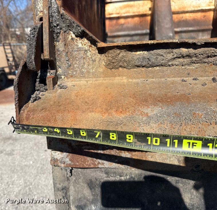 image for item EU4070 2013 International 7400 dump truck