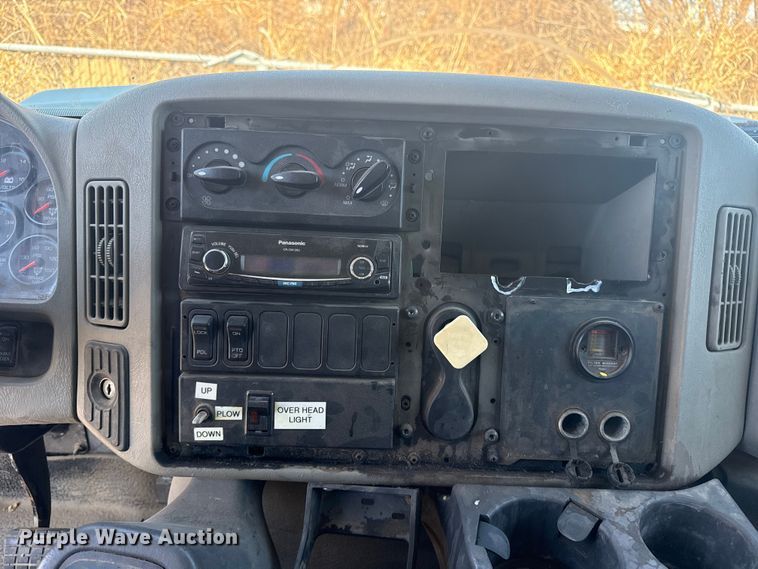 image for item EU4070 2013 International 7400 dump truck