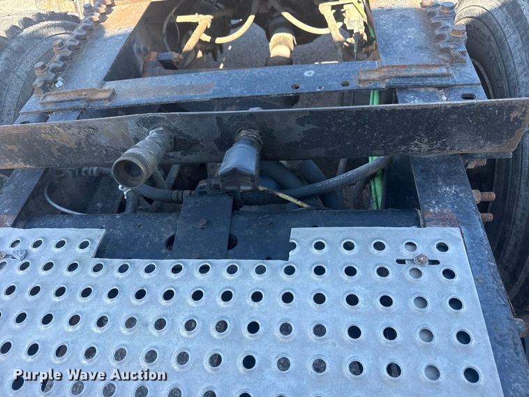 image for item EU4077 2007 International 8600 semi truck