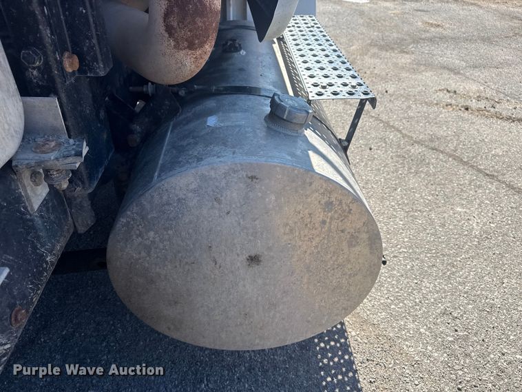 image for item EU4077 2007 International 8600 semi truck