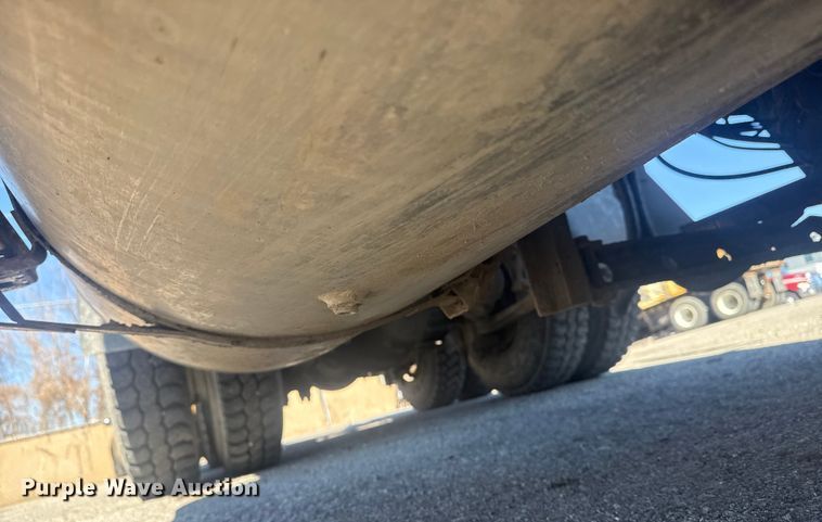 image for item EU4077 2007 International 8600 semi truck