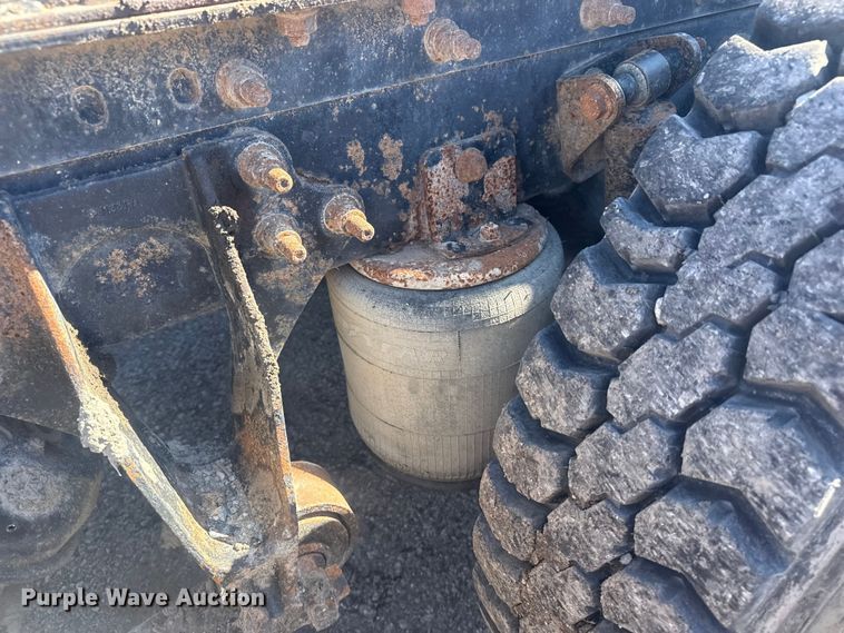 image for item EU4077 2007 International 8600 semi truck