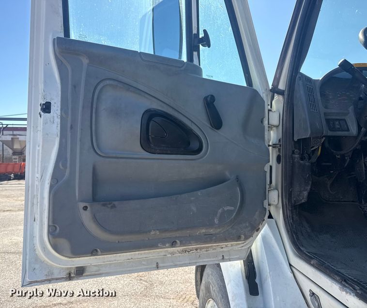 image for item EU4077 2007 International 8600 semi truck