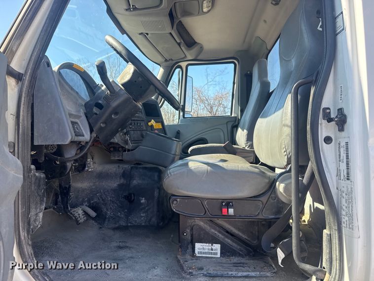 image for item EU4077 2007 International 8600 semi truck