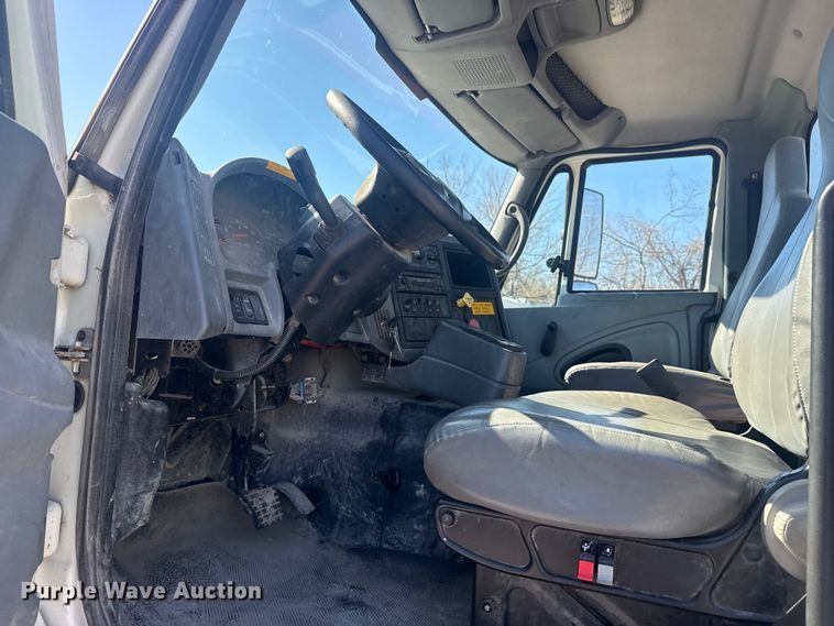 image for item EU4077 2007 International 8600 semi truck