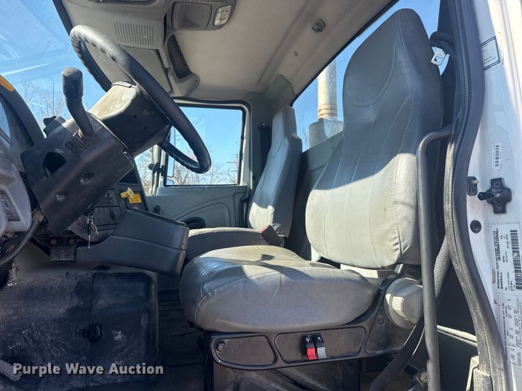 image for item EU4077 2007 International 8600 semi truck