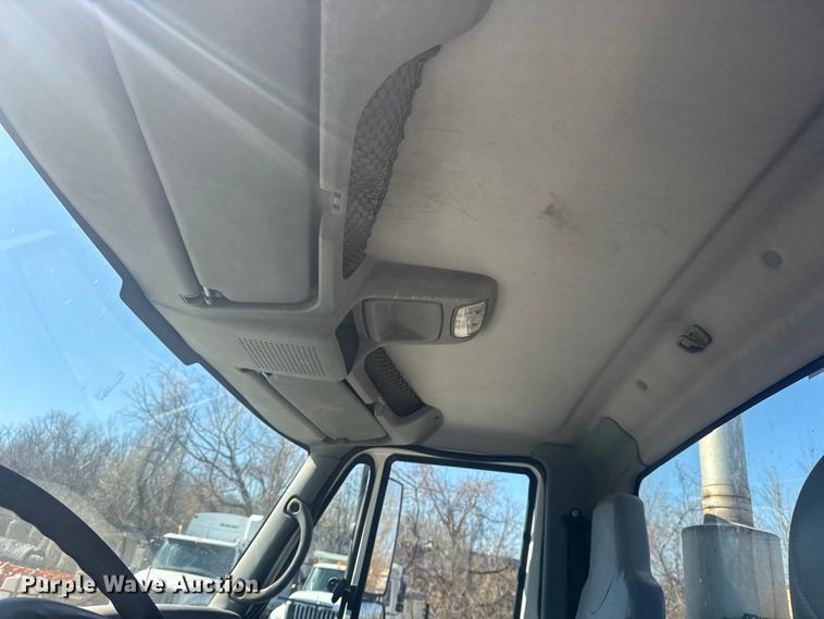 image for item EU4077 2007 International 8600 semi truck