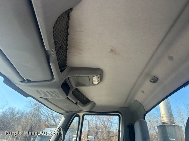 image for item EU4077 2007 International 8600 semi truck