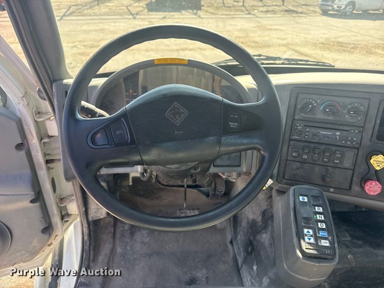 image for item EU4077 2007 International 8600 semi truck