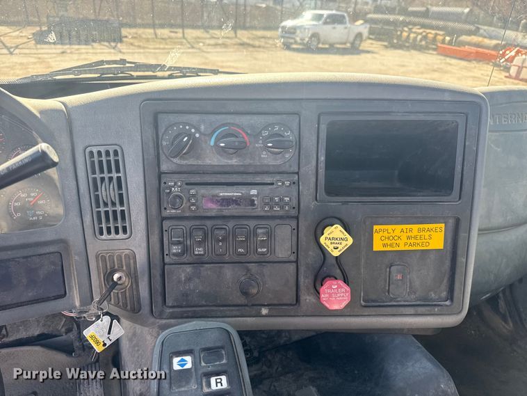 image for item EU4077 2007 International 8600 semi truck