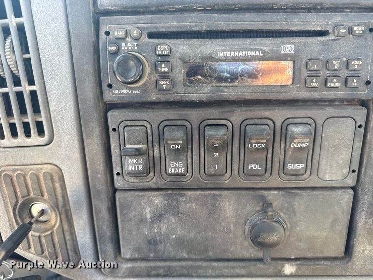 image for item EU4077 2007 International 8600 semi truck