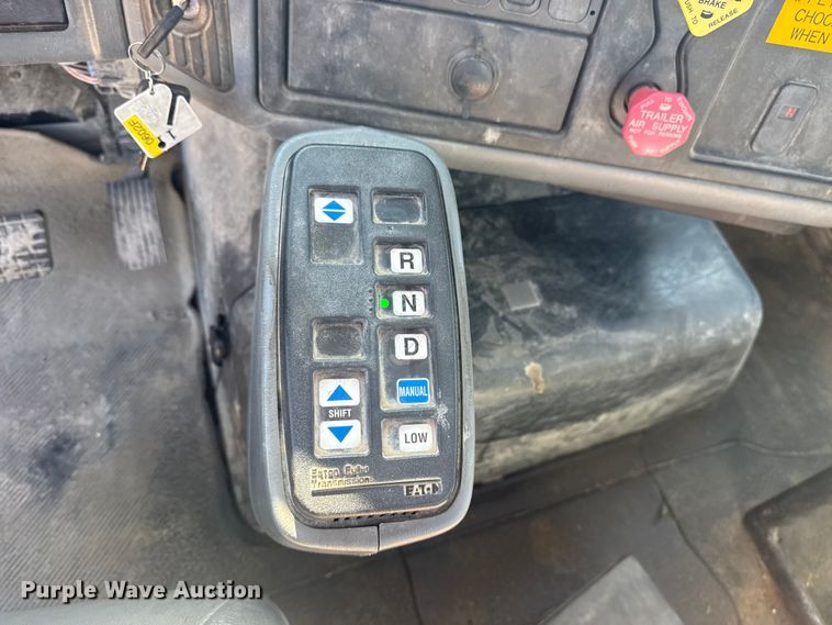 image for item EU4077 2007 International 8600 semi truck