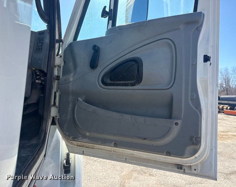 image for item EU4077 2007 International 8600 semi truck