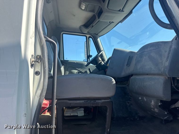 image for item EU4077 2007 International 8600 semi truck