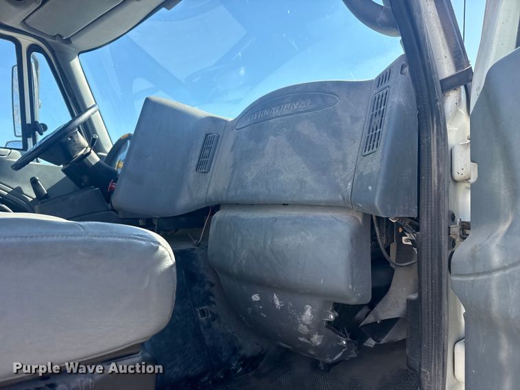 image for item EU4077 2007 International 8600 semi truck