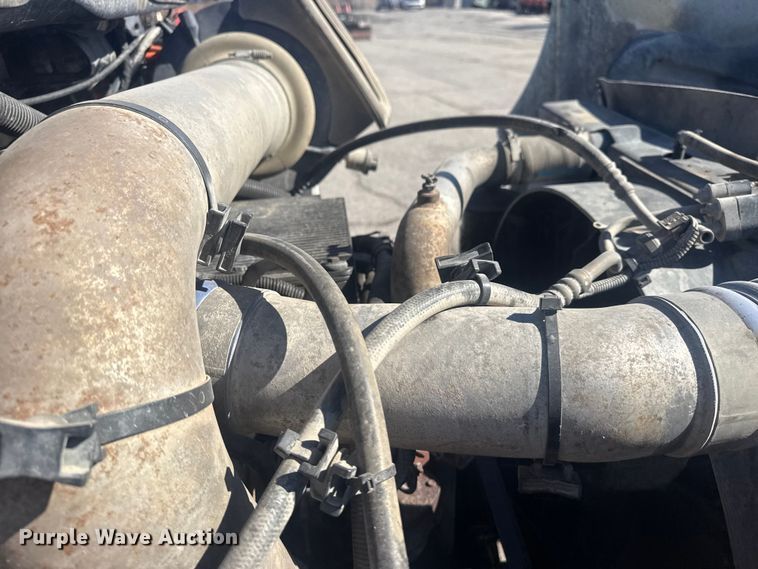 image for item EU4077 2007 International 8600 semi truck