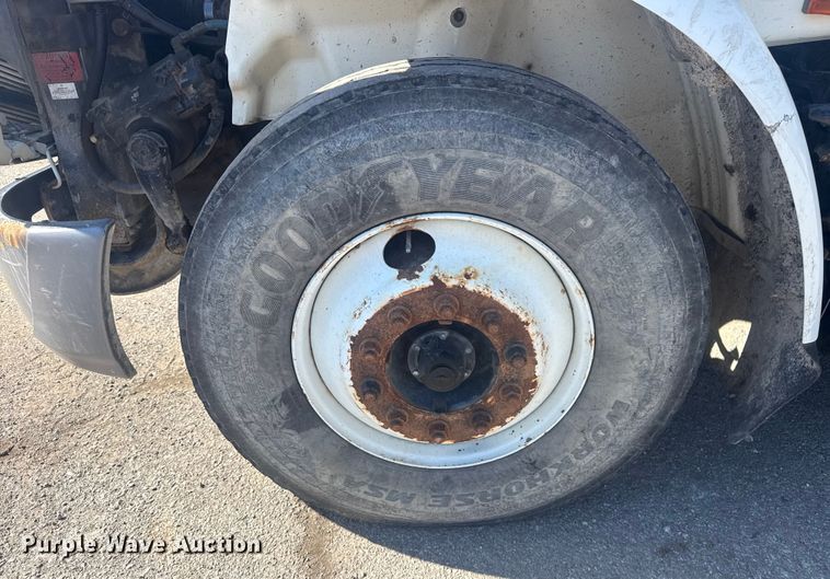 image for item EU4077 2007 International 8600 semi truck