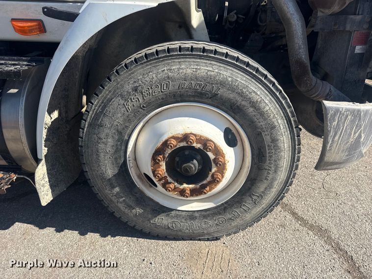 image for item EU4077 2007 International 8600 semi truck