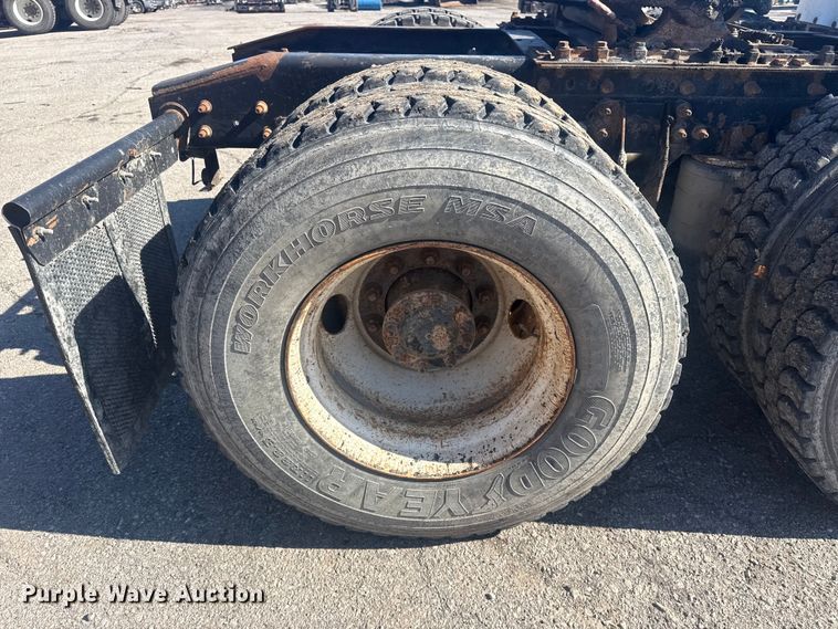 image for item EU4077 2007 International 8600 semi truck