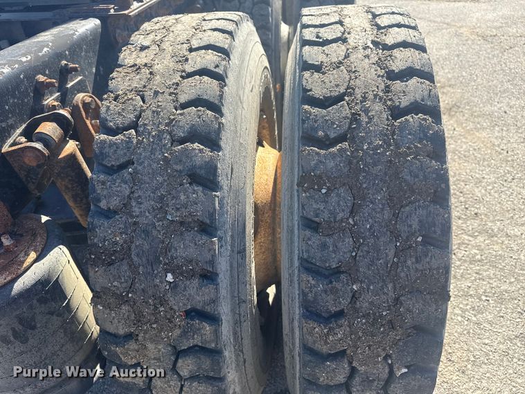 image for item EU4077 2007 International 8600 semi truck