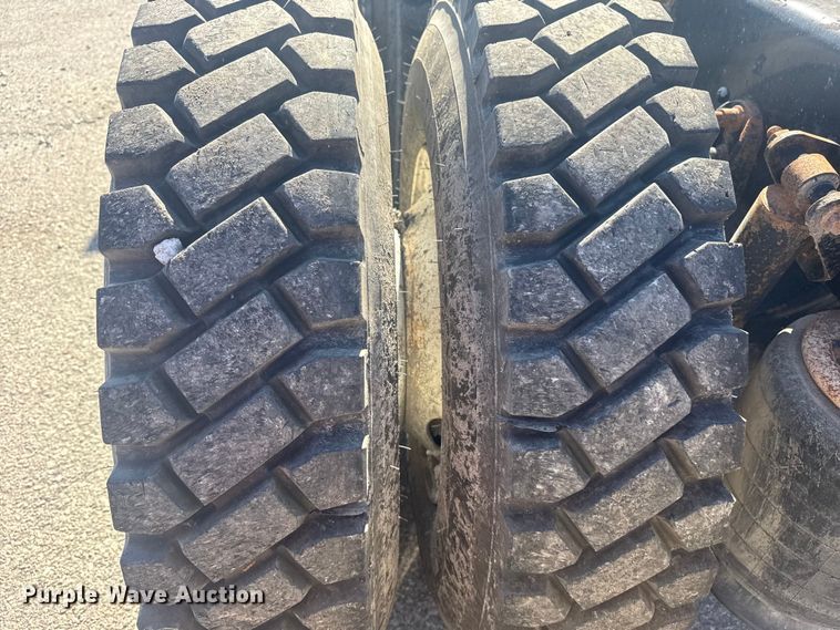 image for item EU4077 2007 International 8600 semi truck