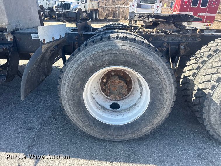 image for item EU4077 2007 International 8600 semi truck