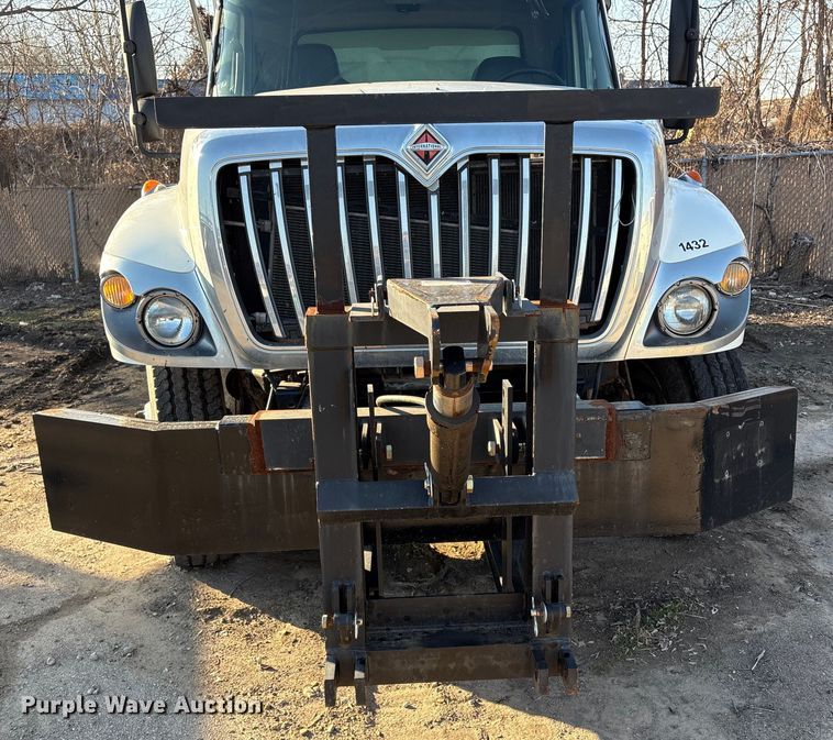 image for item EU4078 1984 International 7400 dump truck