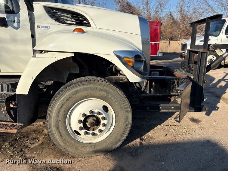 image for item EU4078 1984 International 7400 dump truck