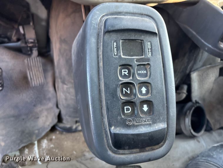 image for item EU4078 1984 International 7400 dump truck