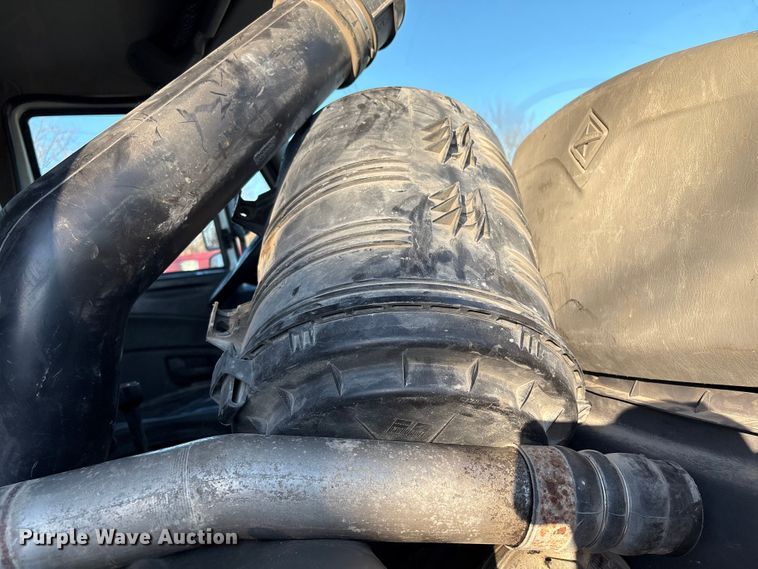 image for item EU4078 1984 International 7400 dump truck