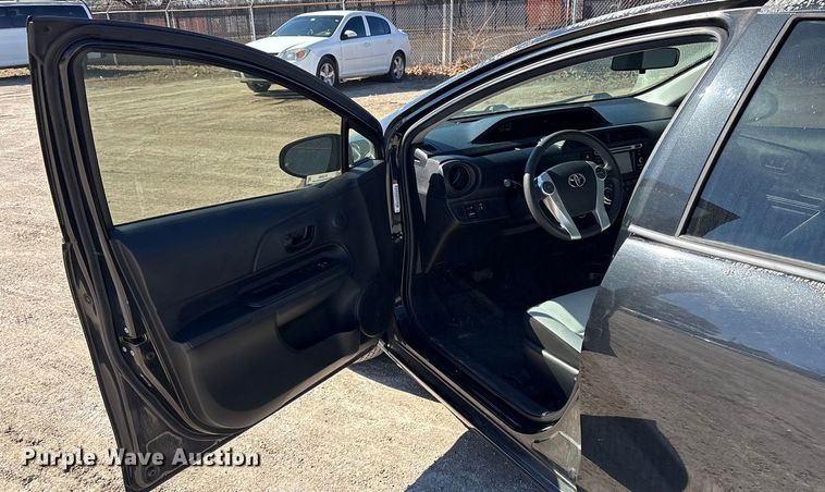 image for item EV2680 2015 Toyota Prius C 