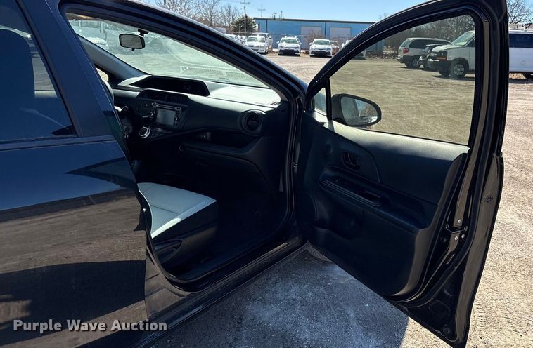 image for item EV2680 2015 Toyota Prius C 