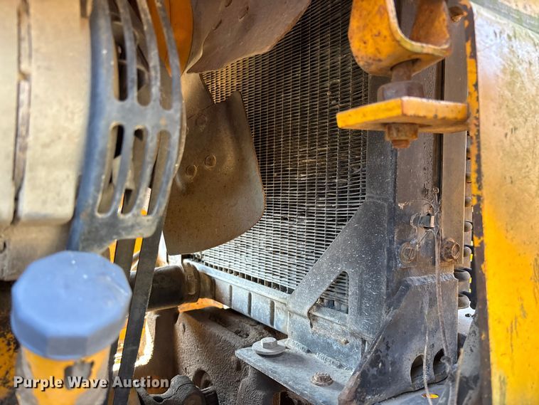 image for item FB3019 John Deere 410C backhoe