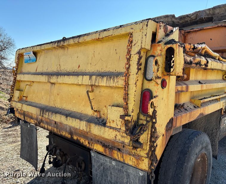 image for item FB3020 2001 International 4900 dump truck