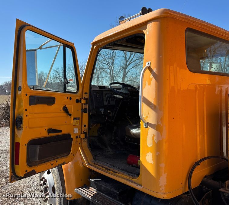 image for item FB3020 2001 International 4900 dump truck