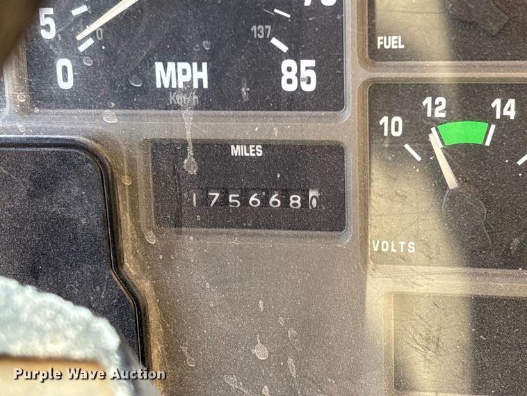 image for item FB3020 2001 International 4900 dump truck