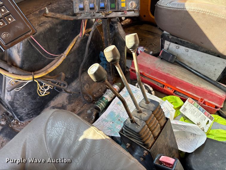 image for item FB3020 2001 International 4900 dump truck