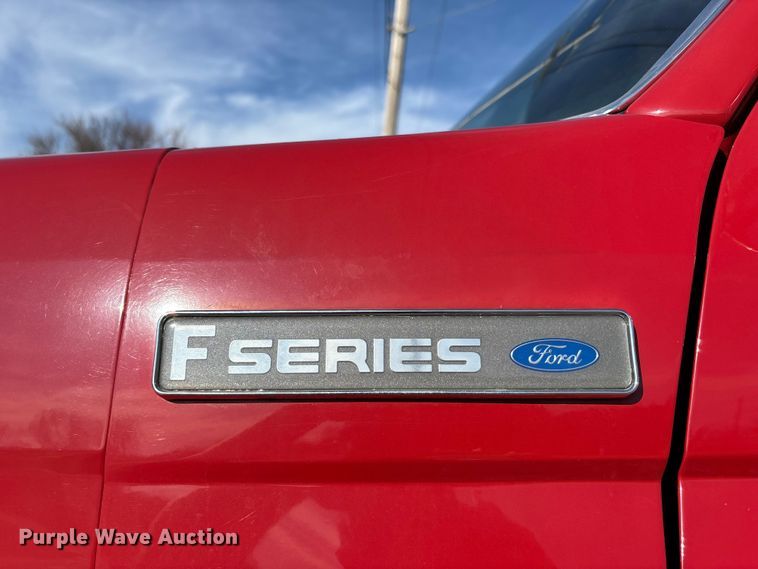 image for item FB3504 1995 Ford F800 pumper fire truck