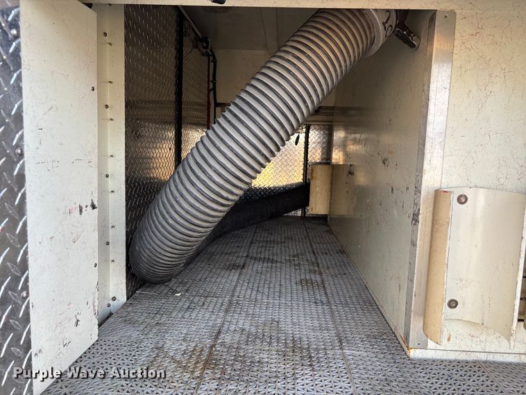 image for item FB3504 1995 Ford F800 pumper fire truck