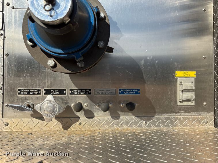 image for item FB3504 1995 Ford F800 pumper fire truck