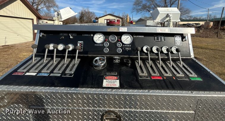 image for item FB3504 1995 Ford F800 pumper fire truck