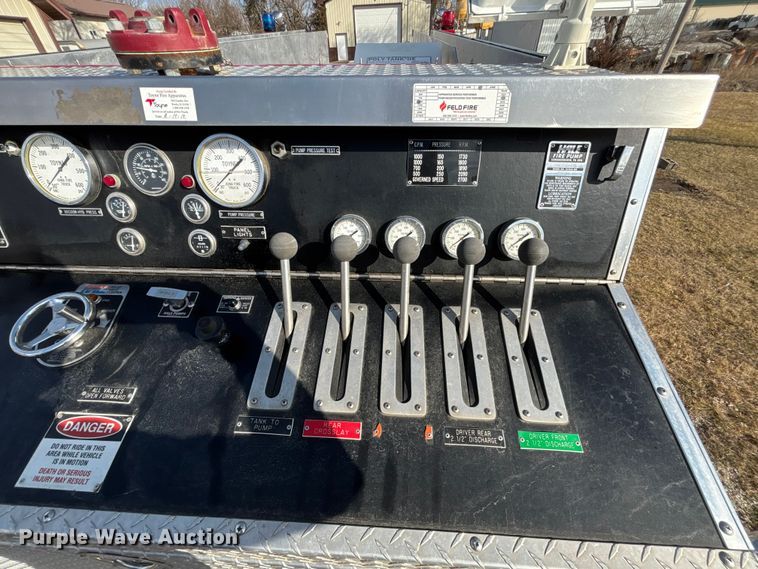 image for item FB3504 1995 Ford F800 pumper fire truck