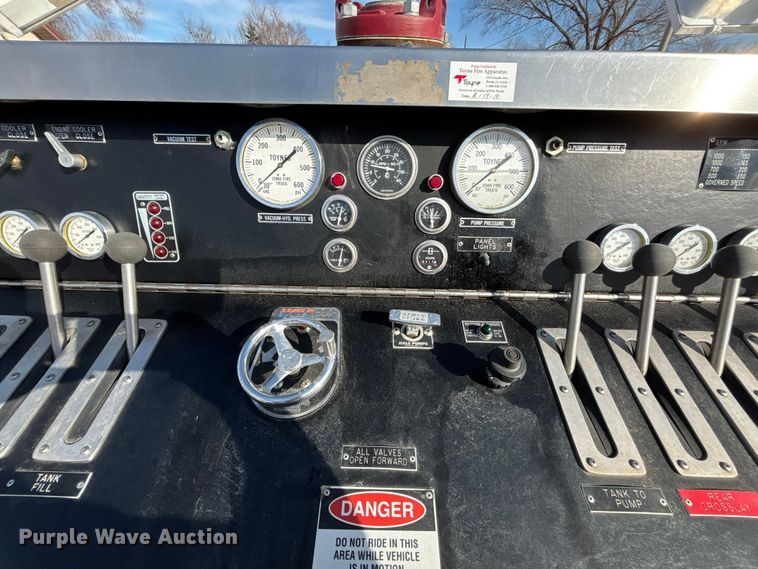 image for item FB3504 1995 Ford F800 pumper fire truck