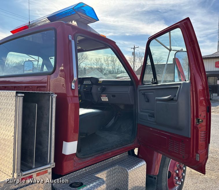 image for item FB3504 1995 Ford F800 pumper fire truck