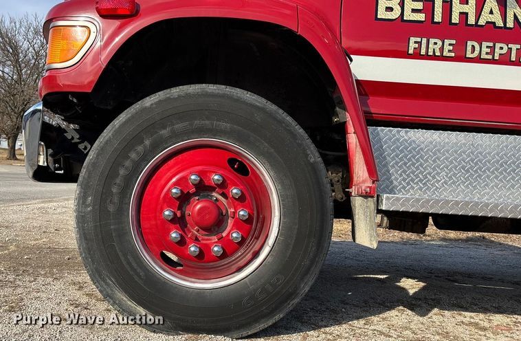 image for item FB3504 1995 Ford F800 pumper fire truck