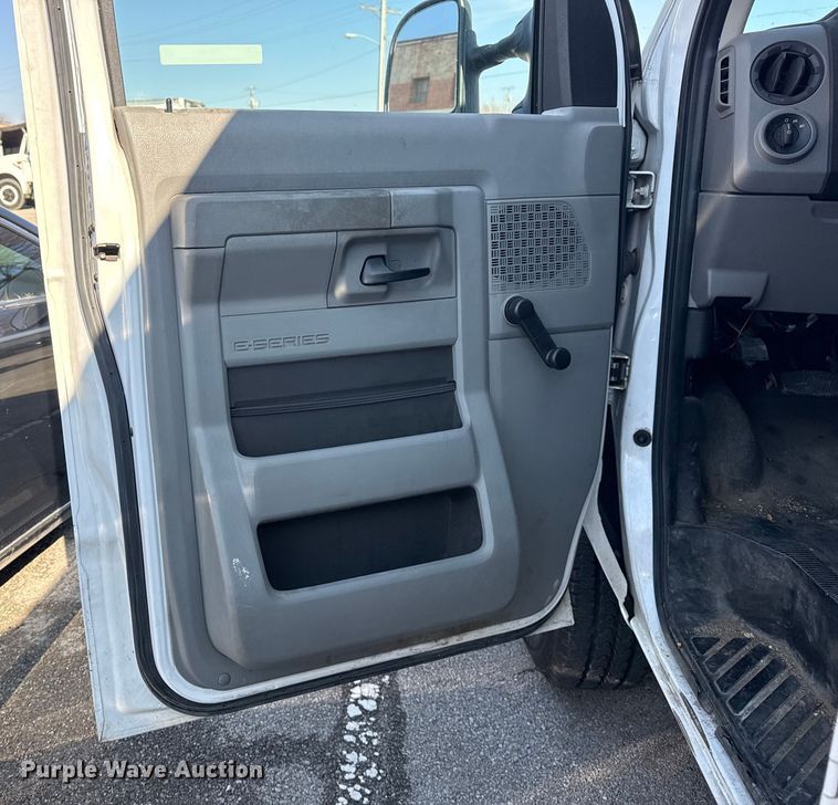 image for item FB8596 2012 Ford E350 Super Duty utility van