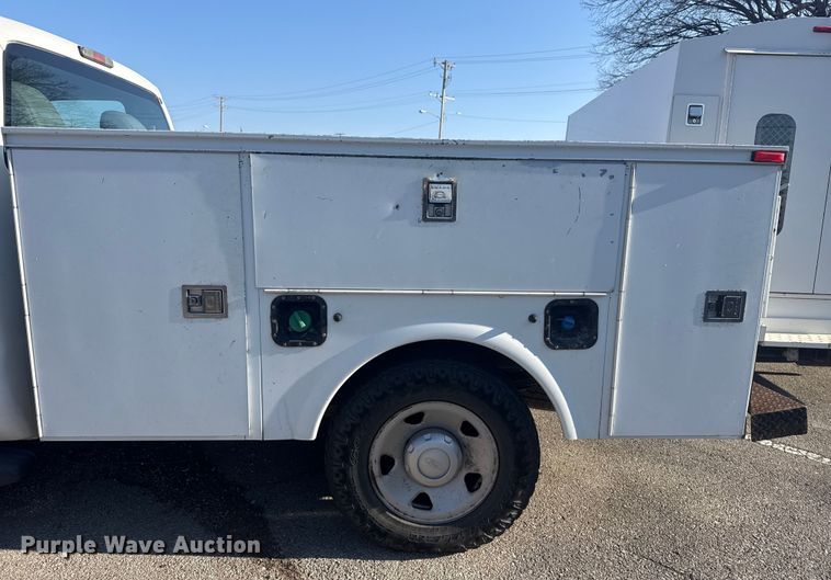 image for item FB8603 2011 Ford F250 Super Duty XLT utility bed pickup truck