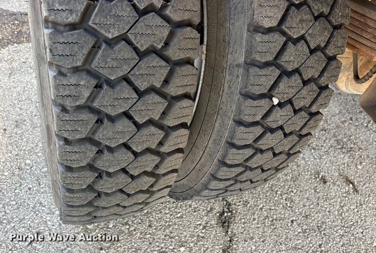 image for item FB8607 2010 Ford F450 Super Duty XL dump truck