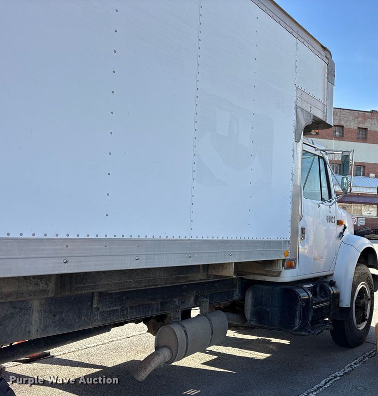 image for item FB8608 1990 International 4900 box truck
